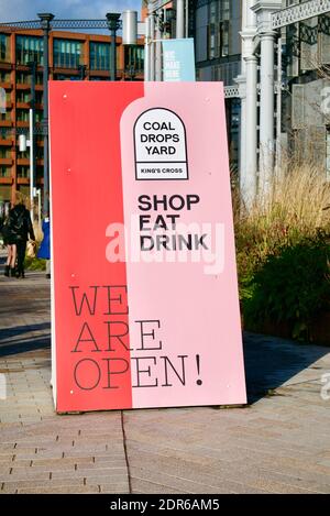 Coal Drops Yard Zeichen, dass sie offen für Geschäfte sind. Beliebte Einkaufs-und Hospitality-Bereich in Kings Cross Entwicklung, Camden, London. Stockfoto