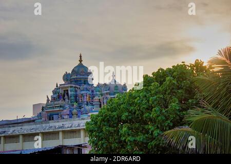 Chennai, Südindien - 27. Oktober 2018: Ashtalakshmi Tempel außen gegen Sonnenuntergang. Der Hindu-Tempel liegt in der Nähe der Küste. Stockfoto