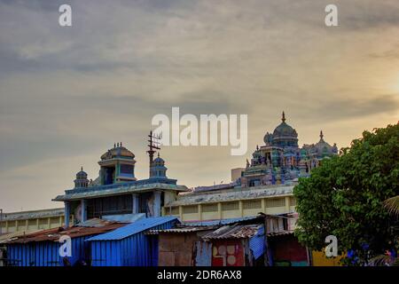 Chennai, Südindien - 27. Oktober 2018: Ashtalakshmi Tempel außen gegen Sonnenuntergang. Der Hindu-Tempel liegt in der Nähe der Küste. Stockfoto