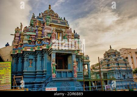 Chennai, Südindien - 27. Oktober 2018: Nahaufnahme des Ashtalakshmi-Tempels gegen dramatischen Sonnenuntergang. Der Hindu-Tempel liegt in der Nähe der Küste. Stockfoto