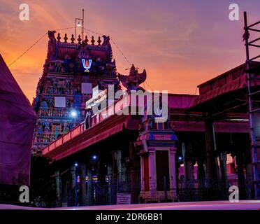 Chennai, Südindien - 27. Oktober 2018: Ein hindu-Tempel, der Lord Venkat Krishna gewidmet ist, der Parthasarathy-Tempel, der bei Triplicane während der Nacht liegt Stockfoto