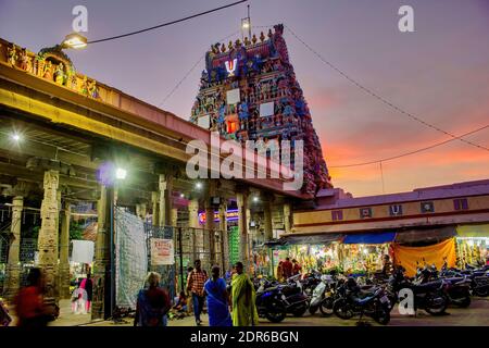 Chennai, Südindien - 27. Oktober 2018: Ein hindu-Tempel, der Lord Venkat Krishna gewidmet ist, der Parthasarathy-Tempel, der bei Triplicane während der Nacht liegt Stockfoto