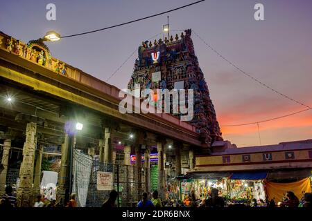 Chennai, Südindien - 27. Oktober 2018: Ein hindu-Tempel, der Lord Venkat Krishna gewidmet ist, der Parthasarathy-Tempel, der bei Triplicane während der Nacht liegt Stockfoto