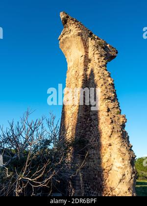 Römische Aquädukt Ruinen in Frejus Frankreich gegen blauen Himmel Stockfoto