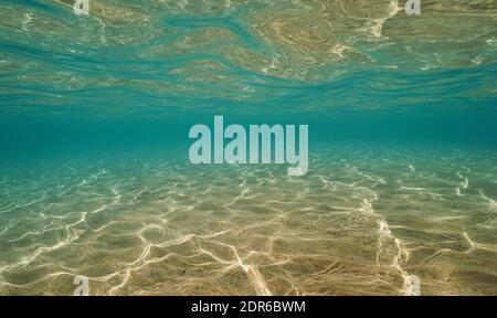 Unterwasserhintergrund, sandiger Meeresboden im Meer unter der Wasseroberfläche, Naturlandschaft, Mittelmeer, Spanien Stockfoto