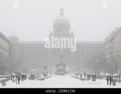 Heftiger Schneefall über dem Nationalmuseum (Národní muzeum) und dem Denkmal des heiligen Wenzels (Pomník svatého Václava) auf dem Wenzelsplatz (Václavské náměstí) in Nové Město (Neustadt) in Prag, Tschechische Republik. Stockfoto