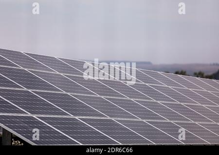 Sonnenkollektoren, Photovoltaik, alternative Stromquelle - Konzept der nachhaltigen Ressourcen. Stockfoto