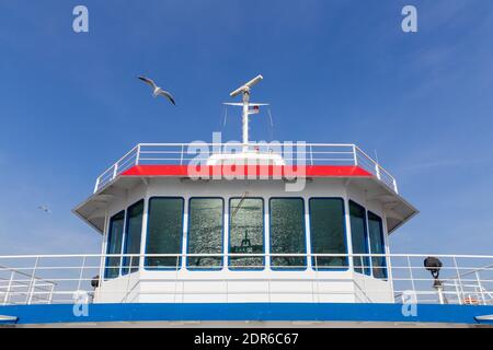 Nahaufnahme des Kapitänshauses, Außenansicht eines leeren Schiffes mit blauem Himmel Hintergrund. Stockfoto