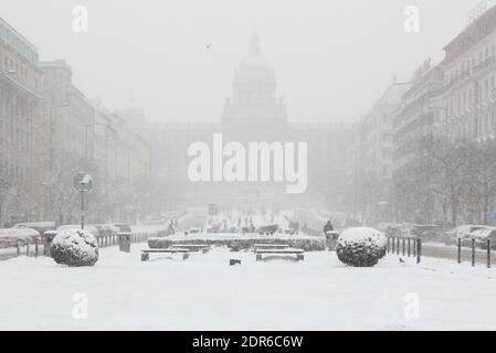 Heftiger Schneefall über dem Nationalmuseum (Národní muzeum) auf dem Wenzelsplatz (Václavské náměstí) in Nové Město (Neustadt) in Prag, Tschechische Republik. Stockfoto