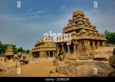 Chennai, Südindien - 28. Oktober 2018: Weitwinkelaufnahme von Mamallapuram oder Mahabalipuram Shore-Tempel, der ein Stein geschnitzter Tempel ist, der in Tamil gelegen ist Stockfoto