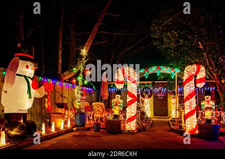 Ein Haus ist zu Weihnachten, 13. Dezember 2012, in Columbus, Mississippi dekoriert. Das Haus beinhaltet riesige Süßigkeiten Stöcke und Schneemänner. Stockfoto