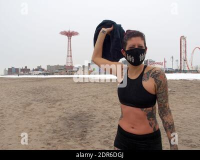 20. Dezember 2020, New York, New York, USA: 20,2020. Dezember Coney Island Eisbären gehen wöchentlich schwimmen. Schnee bedeckt den Sand wegen des Schneesturms, der einige Tage vor dem Schwimmen passierte. Die Außentemperatur war 37 Grad und die Wassertemperatur ist 52 Grad. (Bild: © Bruce Cotler/ZUMA Wire) Stockfoto