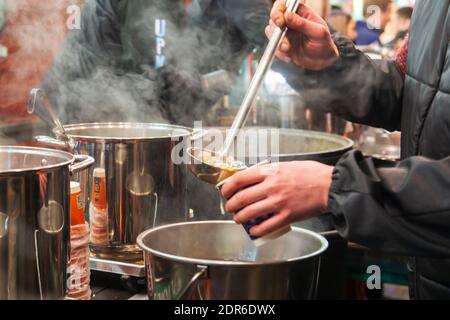 Kiew, Ukraine, 12. Dezember 2019, Verkauf von Punsch auf einer Straße Weihnachtsfeier Stockfoto