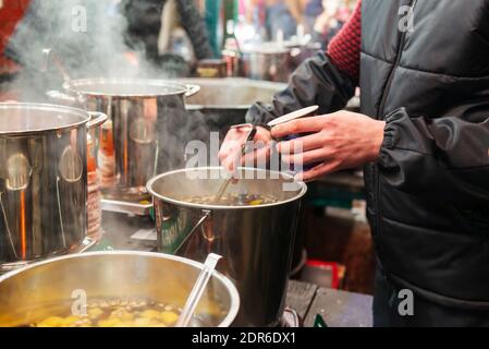 Kiew, Ukraine, 12. Dezember 2019, Verkauf von Hot Punch auf einer Straße Weihnachtsfeier Stockfoto