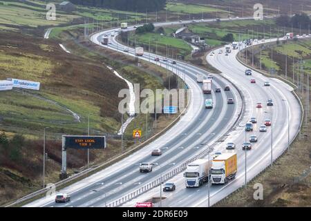 Autobahn-Matrix-Zeichen Staaten bleiben lokal, Tier 3 auf der M62 in West Yorkshire, unter lokalen Coronavirus Tier-System-Einschränkungen, England Großbritannien Stockfoto