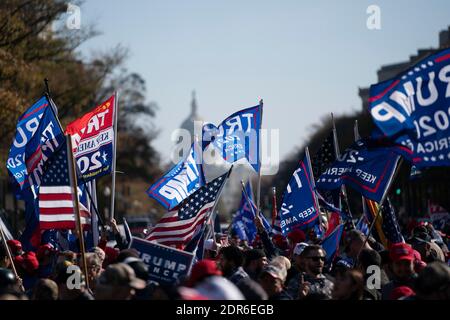 Washington, District of Columbia, USA. November 2020. Demonstranten versammeln sich am Samstag, den 14. November 2020, während des "Millionen-MAGEN-Marsches" auf der Freedom Plaza in Washington, DC, USA. Die Kundgebung kommt eine Woche, nachdem Nachrichtenorganisationen Joe Biden als Sieger der Wahl 2020 und Präsident Trumps Weigerung projiziert haben, ihn zu bestätigen verloren. Quelle: Alex Edelman/ZUMA Wire/Alamy Live News Stockfoto