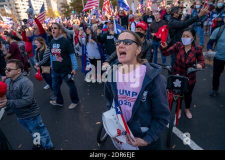 Washington, District of Columbia, USA. November 2020. Demonstranten versammeln sich am Samstag, den 14. November 2020, während des "Millionen-MAGEN-Marsches" auf der Freedom Plaza in Washington, DC, USA. Die Kundgebung kommt eine Woche, nachdem Nachrichtenorganisationen Joe Biden als Sieger der Wahl 2020 und Präsident Trumps Weigerung projiziert haben, ihn zu bestätigen verloren. Quelle: Alex Edelman/ZUMA Wire/Alamy Live News Stockfoto