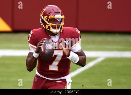 Landover, Usa. Dezember 2020. Washington Football Team Quarterback Dwayne Haskins (7) sieht sich gegen die Seattle Seahawks im zweiten Quartal auf FedEx Feld in Landover, Maryland am Sonntag, 20. Dezember 2020 passieren. Foto von Kevin Dietsch/UPI Kredit: UPI/Alamy Live News Stockfoto