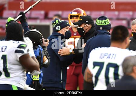 Landover, Usa. Dezember 2020. Seattle Seahawks-Cheftrainer Pete Carroll (L) begrüßt den Cheftrainer des Washington Football Teams Ron Rivera am Sonntag, den 20. Dezember 2020 im FedEx Field in Landover, Maryland. Die Seahawks besiegten das Washington Football Team 20-15. Foto von Kevin Dietsch/UPI Kredit: UPI/Alamy Live News Stockfoto