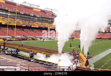 Landover, Usa. Dezember 2020. Das Washington Football Team nimmt das Feld vor dem Spiel der Seattle Seahawks, auf FedEx Feld in Landover, Maryland am Sonntag, 20. Dezember 2020. Die Seahawks besiegten das Washington Football Team 20-15. Foto von Kevin Dietsch/UPI Kredit: UPI/Alamy Live News Stockfoto