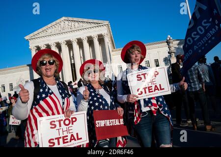 Washington, District of Columbia, USA. November 2020. Demonstranten versammeln sich am Samstag, den 14. November 2020, während des "Millionen-MAGEN-Marsches" auf der Freedom Plaza in Washington, DC, USA. Die Kundgebung kommt eine Woche, nachdem Nachrichtenorganisationen Joe Biden als Sieger der Wahl 2020 und Präsident Trumps Weigerung projiziert haben, ihn zu bestätigen verloren. Quelle: Alex Edelman/ZUMA Wire/Alamy Live News Stockfoto