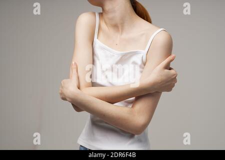 Frau T-Shirt bewegt ihre Hand auf die Seite Ellbogen Emotion Schmerzen Stockfoto