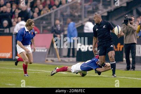 Datei Foto vom 16. November 2002 von All Black Jonah Lomu spielt ein Frankreich - Neuseeland Spiel im Stade De France in Saint-Denis, in der Nähe von Paris, Frankreich. Der ehemalige neuseeländische internationale Rugby-Star Jonah Lomu, der weithin als einer der besten Spieler aller Zeiten gilt, starb am frühen Mittwoch im Alter von 40 Jahren in Auckland. Foto von Edwin Cook/ABACAPRESS.COM Stockfoto