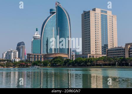 Xiamen, China -- 28. März 2016 EINE Mischung aus asiatischen und westlichen Architekturstilen an einer Seeufer in Xiamen, China. Stockfoto