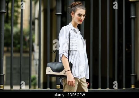 Street Style, Modell nach Dolce und Gabbana Frühjahr Sommer 2016 Show in der Viale Piave, in Mailand, Italien, am 27. September 2015 statt. Foto von Marie-Paola Bertrand-Hillion/ABACAPRESS.COM Stockfoto