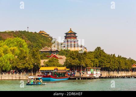 Peking, China -- 4. April 2016-- Besucher gehen für Bootsfahrten in Kunming See in der Nähe des Sommerpalastes. Redaktionell und illustrativ Stockfoto