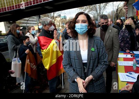 Madrid, Spanien; 20/12/2020.- Proteste gegen das 'Celaá-Gesetz' in Madrid und anderen spanischen Städten. Die Präsidentin der Gemeinde Madrid, Isabel Díaz Ayuso, nimmt an der Demonstration von Hunderten von Autos Teil, um ihre Ablehnung des neuen Gesetzes über die Bildung, bekannt als "Celaá Gesetz", zu zeigen, das voraussichtlich am Mittwoch, den 23. Dezember, in der Plenarsitzung des Senats verabschiedet werden wird. Juan Carlos Rojas – weltweit im Einsatz Stockfoto