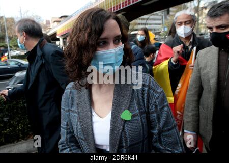 Madrid, Spanien; 20/12/2020.- Proteste gegen das 'Celaá-Gesetz' in Madrid und anderen spanischen Städten. Die Präsidentin der Gemeinde Madrid, Isabel Díaz Ayuso, nimmt an der Demonstration von Hunderten von Autos Teil, um ihre Ablehnung des neuen Gesetzes über die Bildung, bekannt als "Celaá Gesetz", zu zeigen, das voraussichtlich am Mittwoch, den 23. Dezember, in der Plenarsitzung des Senats verabschiedet werden wird. Juan Carlos Rojas – weltweit im Einsatz Stockfoto