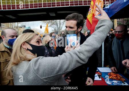 Madrid, Spanien; 20/12/2020.- Proteste gegen das 'Celaá-Gesetz' in Madrid und anderen spanischen Städten. Der Präsident der Volkspartei (PP) Pablo Casado nimmt an der Demonstration von Hunderten von Autos Teil, um ihre Ablehnung des neuen Gesetzes über die Bildung, bekannt als "Celaá Gesetz", zu zeigen, das voraussichtlich am Mittwoch, 23. Dezember, in der Plenarsitzung des Senats verabschiedet werden wird. Juan Carlos Rojas – weltweit im Einsatz Stockfoto