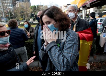 Madrid, Spanien; 20/12/2020.- Proteste gegen das 'Celaá-Gesetz' in Madrid und anderen spanischen Städten. Die Präsidentin der Gemeinde Madrid, Isabel Díaz Ayuso, nimmt an der Demonstration von Hunderten von Autos Teil, um ihre Ablehnung des neuen Gesetzes über die Bildung, bekannt als "Celaá Gesetz", zu zeigen, das voraussichtlich am Mittwoch, den 23. Dezember, in der Plenarsitzung des Senats verabschiedet werden wird. Juan Carlos Rojas – weltweit im Einsatz Stockfoto