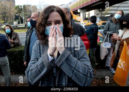 Madrid, Spanien; 20/12/2020.- Proteste gegen das 'Celaá-Gesetz' in Madrid und anderen spanischen Städten. Die Präsidentin der Gemeinde Madrid, Isabel Díaz Ayuso, nimmt an der Demonstration von Hunderten von Autos Teil, um ihre Ablehnung des neuen Gesetzes über die Bildung, bekannt als "Celaá Gesetz", zu zeigen, das voraussichtlich am Mittwoch, den 23. Dezember, in der Plenarsitzung des Senats verabschiedet werden wird. Juan Carlos Rojas – weltweit im Einsatz Stockfoto