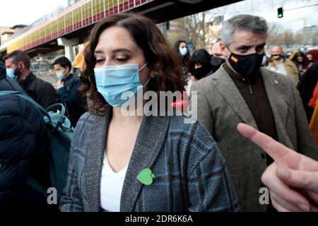 Madrid, Spanien; 20/12/2020.- Proteste gegen das 'Celaá-Gesetz' in Madrid und anderen spanischen Städten. Die Präsidentin der Gemeinde Madrid, Isabel Díaz Ayuso, nimmt an der Demonstration von Hunderten von Autos Teil, um ihre Ablehnung des neuen Gesetzes über die Bildung, bekannt als "Celaá Gesetz", zu zeigen, das voraussichtlich am Mittwoch, den 23. Dezember, in der Plenarsitzung des Senats verabschiedet werden wird. Juan Carlos Rojas – weltweit im Einsatz Stockfoto