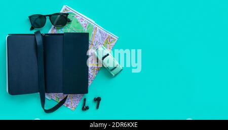 Mode Herren Accessoires und Geräte auf türkisfarbenem Hintergrund. Ansicht von oben, Ebene Lay- und Kopierfläche Stockfoto