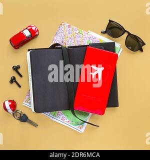 Fashion Trevel Männer Accessoires und Geräte auf beigem Hintergrund. Blick von oben, Flat Lay. Stockfoto