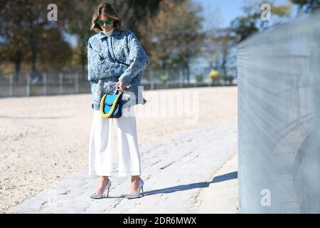 Street Style, Helena Bordon Ankunft in Issey Miyake Frühjahr Sommer 2016 Show im Jardin des Tuileries, in Paris, Frankreich, am 2. Oktober 2015 statt. Foto von Marie-Paola Bertrand-Hillion/ABACAPRESS.COM Stockfoto