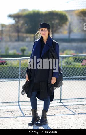 Street style, Julia Haghjoo Ankunft in Issey Miyake Frühjahr Sommer 2016 Show im Jardin des Tuileries, in Paris, Frankreich, am 2. Oktober 2015 statt. Foto von Marie-Paola Bertrand-Hillion/ABACAPRESS.COM Stockfoto