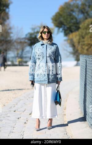 Street Style, Helena Bordon Ankunft in Issey Miyake Frühjahr Sommer 2016 Show im Jardin des Tuileries, in Paris, Frankreich, am 2. Oktober 2015 statt. Foto von Marie-Paola Bertrand-Hillion/ABACAPRESS.COM Stockfoto