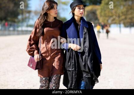 Street style, Schwestern Sylvia und Julia Haghjoo Ankunft in Issey Miyake Frühjahr Sommer 2016 Show im Jardin des Tuileries, in Paris, Frankreich, am 2. Oktober 2015 statt. Foto von Marie-Paola Bertrand-Hillion/ABACAPRESS.COM Stockfoto