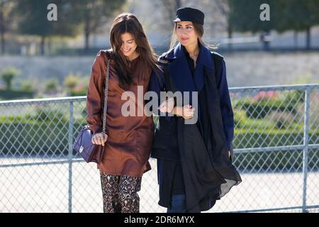 Street style, Schwestern Sylvia und Julia Haghjoo Ankunft in Issey Miyake Frühjahr Sommer 2016 Show im Jardin des Tuileries, in Paris, Frankreich, am 2. Oktober 2015 statt. Foto von Marie-Paola Bertrand-Hillion/ABACAPRESS.COM Stockfoto