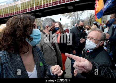 Madrid, Spanien; 20/12/2020.- Proteste gegen das 'Celaá-Gesetz' in Madrid und anderen spanischen Städten. Die Präsidentin der Gemeinde Madrid, Isabel Díaz Ayuso, nimmt an der Demonstration von Hunderten von Autos Teil, um ihre Ablehnung des neuen Gesetzes über die Bildung, bekannt als "Celaá Gesetz", zu zeigen, das voraussichtlich am Mittwoch, den 23. Dezember, in der Plenarsitzung des Senats verabschiedet werden wird. Juan Carlos Rojas – weltweit im Einsatz Stockfoto