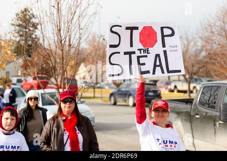 Helena, Montana - 7. Nov 2020: Frau protestiert bei Stop the Steal Rallye mit Schild, das Trump 2020-Gang trägt und glaubt, dass die Wahl von D gestohlen wurde Stockfoto