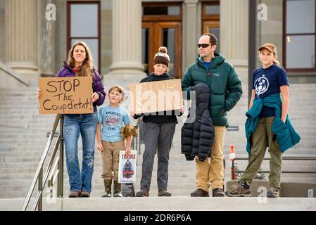 Helena, Montana - 7. Nov 2020: Familienproteste bei Stop die stehlen-Kundgebung, nehmen wahr, dass die Wahl von Donald Trump von Joe Biden gestohlen wurde, mit dem Schild Stop Stockfoto