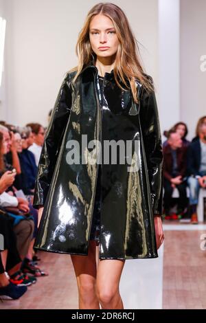 Ein Model läuft auf der Piste während der Emanuel Ungaro Show im Rahmen der Paris Fashion Week Womenswear Spring/Summer 2016 am 4. Oktober 2015 in Paris, Frankreich. Foto von Alain Gil-Gonzalez/ABACAPRESS.COM Stockfoto