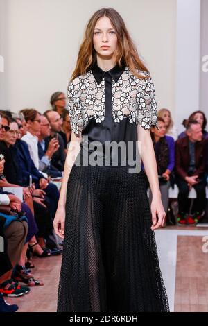 Ein Model läuft auf der Piste während der Emanuel Ungaro Show im Rahmen der Paris Fashion Week Womenswear Spring/Summer 2016 am 4. Oktober 2015 in Paris, Frankreich. Foto von Alain Gil-Gonzalez/ABACAPRESS.COM Stockfoto