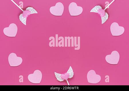 Pink valentine Herzen, Toppers auf rosa Hintergrund. Romantisches Konzept. Stockfoto