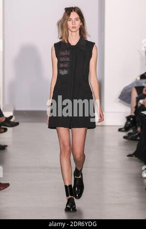 Ein Model geht auf der Yang Li Show im Rahmen der Paris Fashion Week Ready to Wear Frühjahr/Sommer 2016 am 30. September 2015 in Paris, Frankreich. Foto von Alain Gil Gonzalez /ABACAPRESS.COM Stockfoto